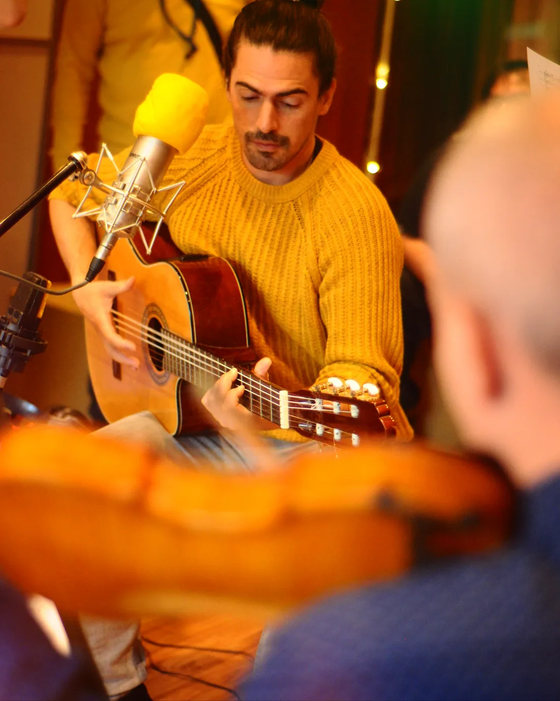Nahuel Bronzini playing guitar during the string rehearsal